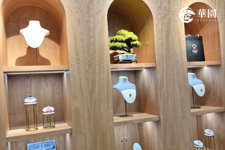 日本頂級珠寶品牌貴瞬KISHUN台北門市精緻典雅的室內設計，陳列華園日式精品盆栽，完美體現活藝術的空間靈魂。